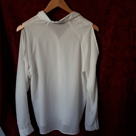 Only  white button down shirt - Picture 4 of 10